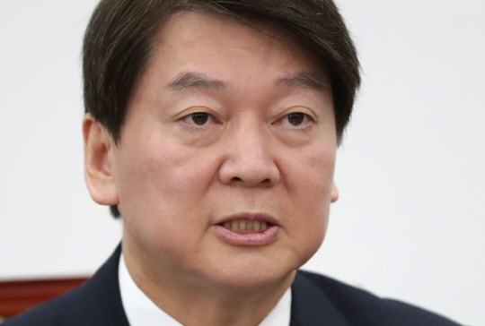 안철수 "중재파 함께한다면 통합 완결 후 대표직 사퇴"  국민의당 안철수 대표가 31일 오전 국회에서 열린 최고위원회의에서 발언하고 있다. 2018.1.31
